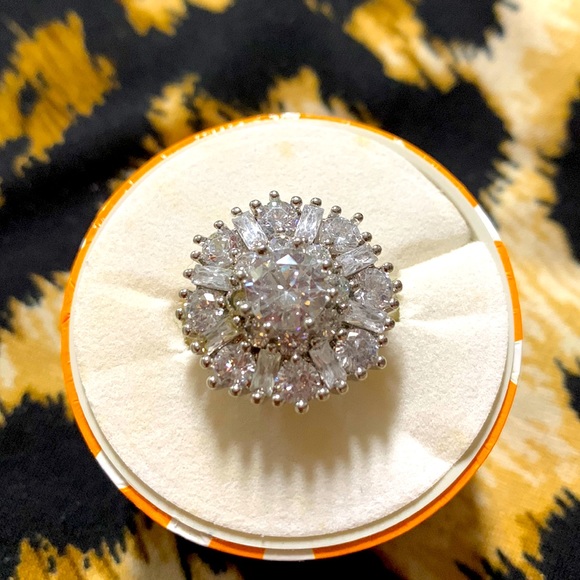 Ladies ring - Picture 1 of 2